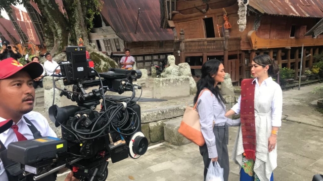 Imelda Budiman dan Atiqah Hasiholan saat syuting film Pariban. (istimewa)