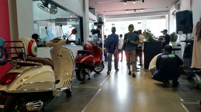 Diler Piaggio di Bekasi. (suara.com/Aditya Gema Pratomo)