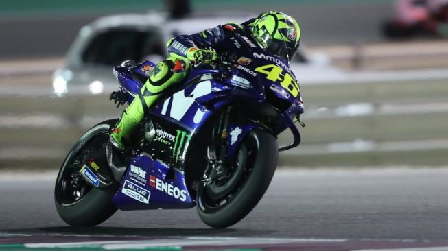 Pebalap Movistar Yamaha, Valentino Rossi saat balapan MotoGP Qatar di Sirkuit Losail, Minggu (18/3/2018). [AFP/Karim Jaafar]