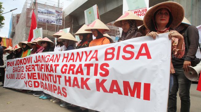 Sejumlah massa melakukan aksi di depan gedung Kementerian Agraria dan Tata Ruang, di Jakarta, Senin (26/3).