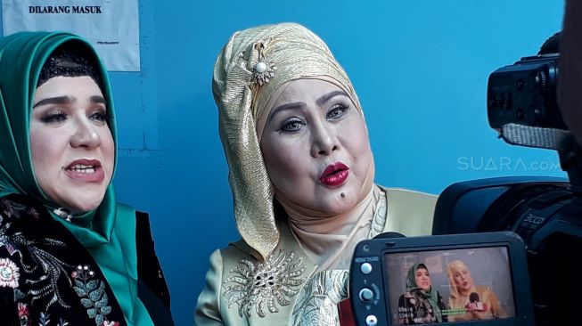 Elvy Sukaesih dan putrinya, Fitria Sukaesih ditemui di kawasan Tendean, Jakarta Selatan, Senin (26/3/2018) [suara.com/Ismail]