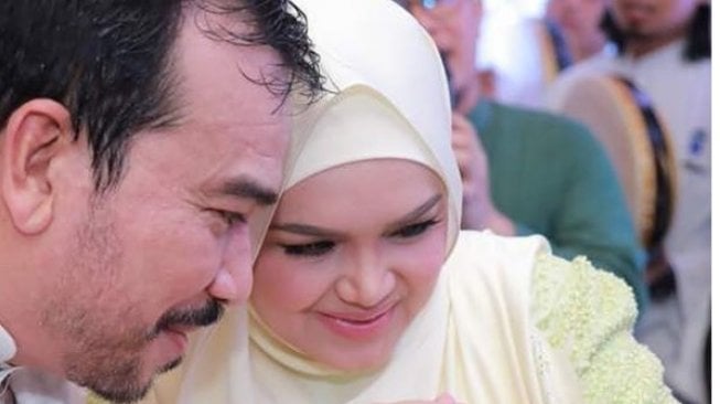 Siti Nurhaliza bersama suami, Dato’ Sri Khalid Mohamad Jiwa bersama putrinya, Fatimah Az-Zahra. (Instagram)