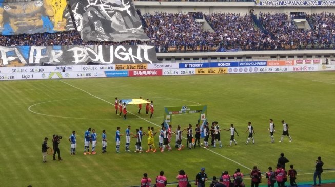 Pemain Persib Bandung bersalaman dengan pemain PS Tira jelang pertandingan yang berlangsung di GBLA [Suara.com/Aminuddin]