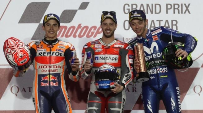 Pebalap Movistar Yamaha, Valentino Rossi (kanan), berada di podium MotoGP Qatar bersama Andrea Dovizioso (tengah) dan Marc Marquez, Minggu (18/3/2018). [AFP/Karim Jaafar]