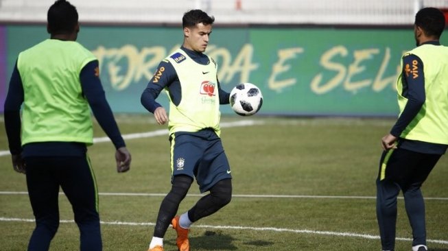 Philippe Coutinho (tengah) dan para pemain Brasil lainnya melakukan sesi latihan sebelum menghadapi Jerman. Odd ANDERSEN / AFP