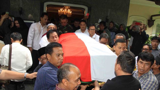 Keluarga dan kerabat membawa jenazah Adik kandung dari mantan Presiden Soeharto, Probosutedjo, di rumah duka, Jalan Diponegoro, Jakarta, Senin (26/3). 