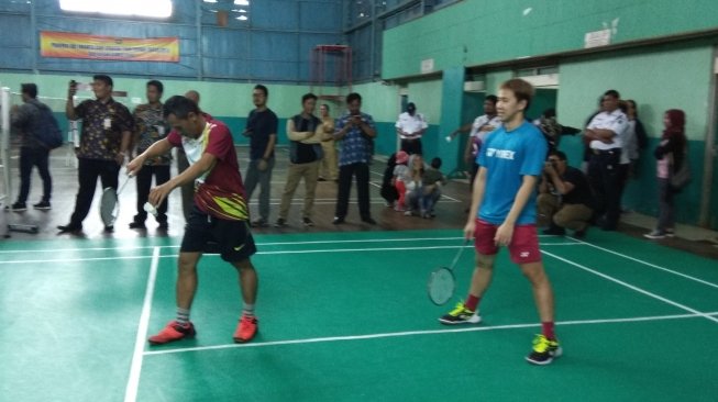 Marcus Fernaldi Gideon berpasangan dengan perwakilan Kemenpora, Beben Kusnadi saat adu tanding di Gelanggang Olahraga Bulu Tangkis SKO Ragunan, Jakarta, Selasa (27/3/2018). (Suara.com/Arief Apriadi) 