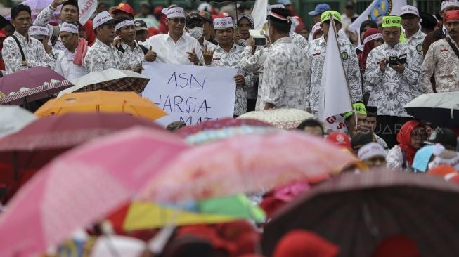 Ratusan Guru swasta yang tergabung dalam Persatuan Guru Seluruh Indonesia (PGSI) menggelar unjuk rasa di depan Kompleks Parlemen, Senayan, Jakarta, Selasa (27/3).