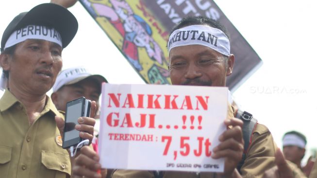 Serikat Pekerja, Pegawai dan Karyawan Perum Perhutani melakukan aksi unjuk rasa di kawasan Monas, Jakarta, Selasa (27/3).