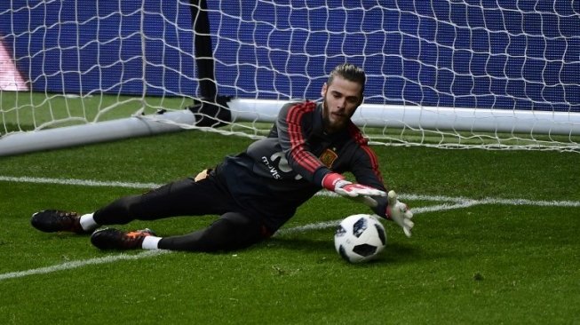 Kiper internasional Spanyol David de Gea sedang melakukan latihan sebelum menghadapi Argentina. PIERRE-PHILIPPE MARCOU / AFP