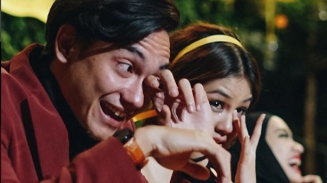 Adipati Dolken dan Vanesha Prescilla menangis usai gala premier film Teman Tapi Menikah. (Instagram)