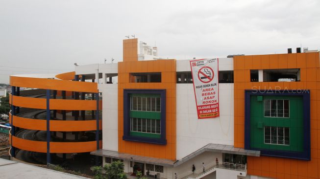 Suasana Pasar Senen Blok III, Jakarta, Selasa (27/3). 