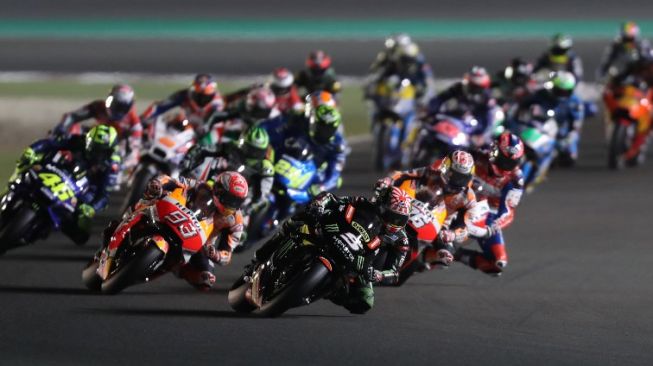 Pebalap Monster Yamaha Tech 3, Johann Zarco memimpin balapan MotoGP Qatar di Sirkuit Losail, Minggu (18/3/2018). [AFP/Karim Jaafar]