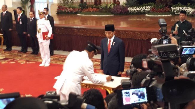 Suasana pelantikan Isdianto sebagai Wakil Gubernur Kepulauan Riau (Kepri) di Istana Negara, Jakarta, Selasa (27/3/2018). [Suara.com/Dwi Bowo Raharjo]