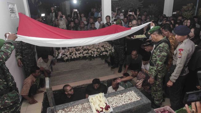 Prosesi pemakaman adik mantan presiden Soeharto, Probosutedjo di Makam Somenggalan, Kemusuk, Sedayu, Bantul, DI Yogyakarta, Senin (26/3). 