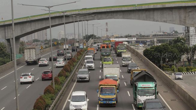 Sejumlah kendaraan melaju di ruas Jalan Tol Lingkar Luar di Jakarta, Selasa (27/3). 