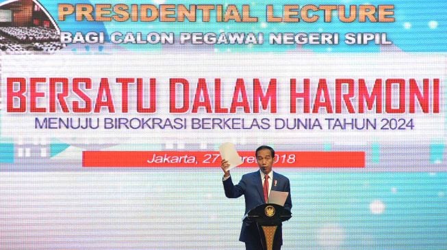 Presiden Joko Widodo menyampaikan paparan ketika memberikan kuliah umum bagi calon pegawai negeri sipil (CPNS) yang diselenggarakan oleh Kementerian Pendayagunaan Aparatur Negara dan Reformasi Birokrasi (PANRB) di Istora Senayan, Jakarta, Selasa (27/3).