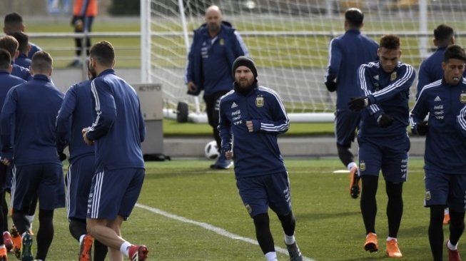 Lionel Messi sedang memgikuti latihan bersama timnas Argentina di Madrid sebelum menghadapi Spanyol. GABRIEL BOUYS / AFP 