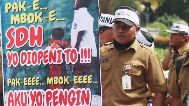 Serikat Pekerja, Pegawai dan Karyawan Perum Perhutani melakukan aksi unjuk rasa di kawasan Monas, Jakarta, Selasa (27/3).