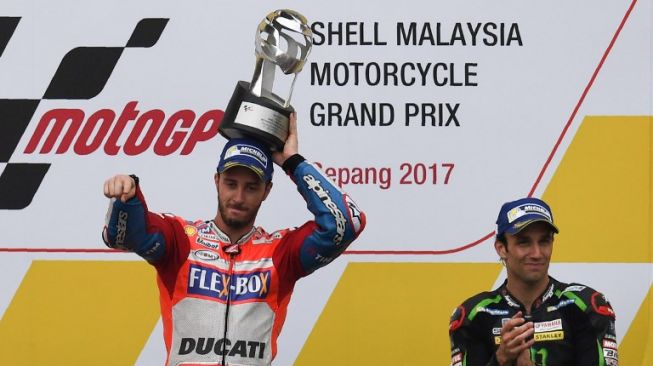 Pebalap Ducati Andrea Dovizioso (kiri) memenangi balapan MotoGP Malaysia tahun lalu diikuti kemudian oleh rider Monster Yamaha Tech 3, Johann Zarco. [AFP/Manan Vatsyayana]