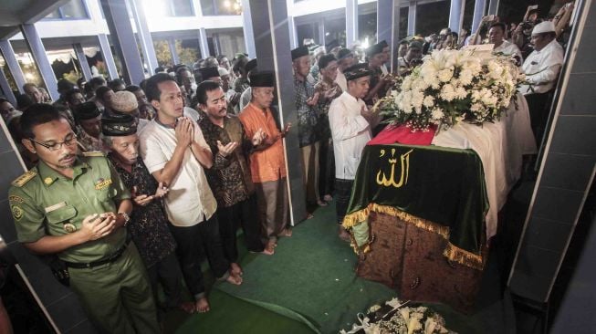 Keluarga dan kerabat melakukan salat jenazah saat pemakaman adik Presiden RI ke-2 Soeharto, Probosutedjo di Makam Somenggalan, Kemusuk, Sedayu, Bantul, DI Yogyakarta, Senin (26/3). 