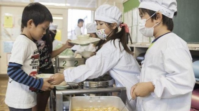 Jam makan siang di sekolah Jepang. (Independent)