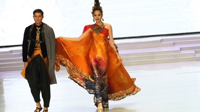 Acara pembukaan Indonesia Fashion Week (IFW) 2018 yang mengusung tema "Cultural Identity" di Jakarta Convention Center, Rabu (28/3/2018). [Suara.com/Oke Atmaja]