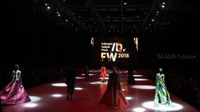 Acara pembukaan Indonesia Fashion Week (IFW) 2018 yang mengusung tema "Cultural Identity" di Jakarta Convention Center, Rabu (28/3/2018). [Suara.com/Oke Atmaja]