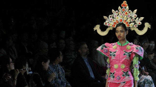 Acara pembukaan Indonesia Fashion Week (IFW) 2018 yang mengusung tema "Cultural Identity" di Jakarta Convention Center, Rabu (28/3/2018). [Suara.com/Oke Atmaja]