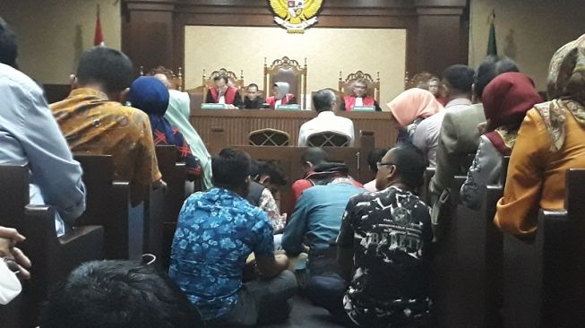 Tonton Persidangan Nur Alam, Warga Sultra Rela Duduk di Lantai