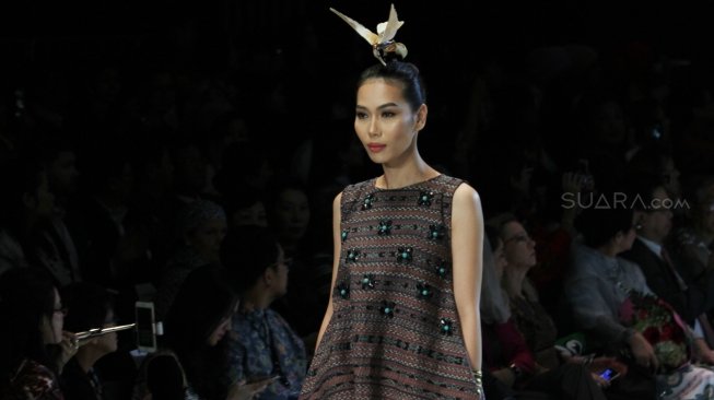 Acara pembukaan Indonesia Fashion Week (IFW) 2018 yang mengusung tema "Cultural Identity" di Jakarta Convention Center, Rabu (28/3/2018). [Suara.com/Oke Atmaja]