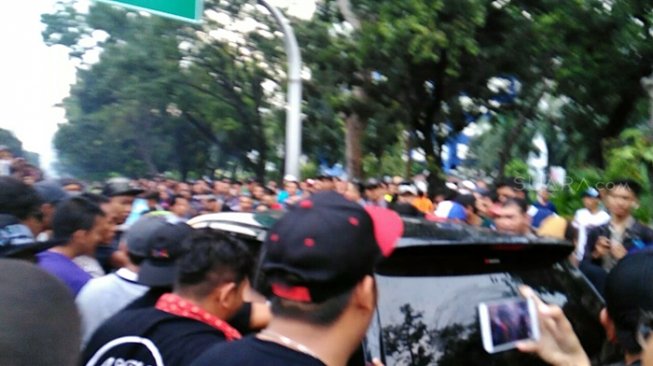 Demo, Sopir Taksi Online Pukuli Mobil Rekan yang Angkut Penumpang