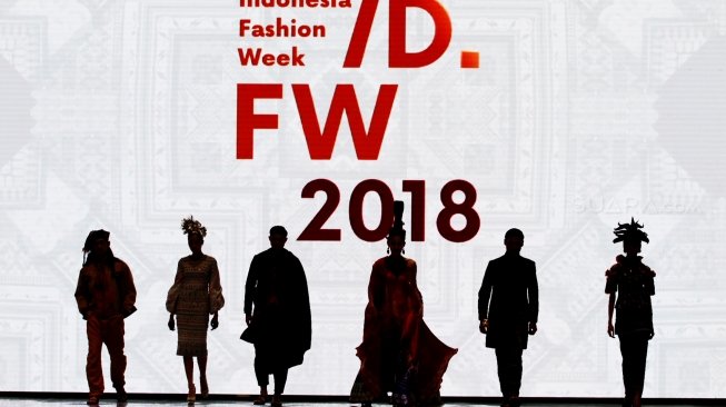 Acara pembukaan Indonesia Fashion Week (IFW) 2018 yang mengusung tema "Cultural Identity" di Jakarta Convention Center, Rabu (28/3/2018). [Suara.com/Oke Atmaja]