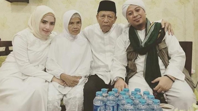 Opick bersama Yulia Mochamad dan keluarganya. (Instagram)