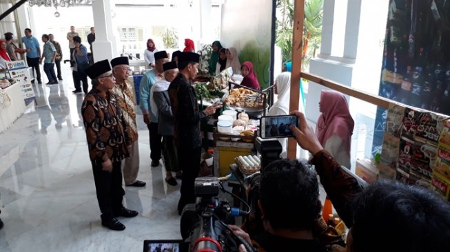 Saat Jokowi Berbincang dengan Pedagang di Istana Negara