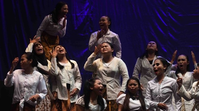 Pelakon mementaskan salah satu adegan dalam teater berjudul Musuh Masyarakat di Gedung Kesenian Cak Durasim, Surabaya, Jawa Timur, Selasa (27/3).