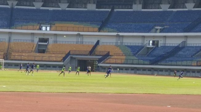 Persib Bandung menggelar sesi game internal dalam latihan rutin, di stadion Gelora Bandung Lautan Api (GBLA), Kota Bandung, Kamis (29/3/2018) pagi. (Suara.com/Aminuddin) 