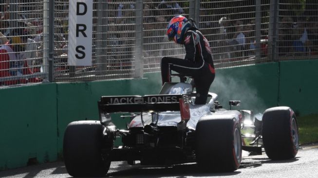 Pebalap Haas, Romain Grosjean harus mengakhiri balapan lebih cepat setelah mobilnya mengalami kerusakan pada seri pembuka F1 2018 di Sirkuit Albert Park, Australia, Minggu (25/3). [AFP/William West]