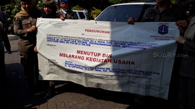 Tiga puluh perempuan personel Satuan Polisi Pamong Praja DKI Jakarta, diturunkan untuk menutup Hotel Alexis secara resmi di Jalan R. E. Martadinata, Jakarta Utara, Kamis (29/3/2018). [Suara.com/Dwi Bowo Rahardjo]