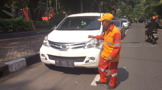 Demi Naik Haji, Juru Parkir Rela Hanya Makan Nasi Garam