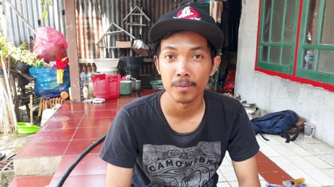 Rifat Ramadhan, putra Enen Cahyati, di rumahnya Jalan Barkah RT 10, RW 5, nomor 6 G, Kelurahan Jagakarsa, Jakarta Selatan, Kamis (29/3/2018). [Suara.com/Welly Hidayat]