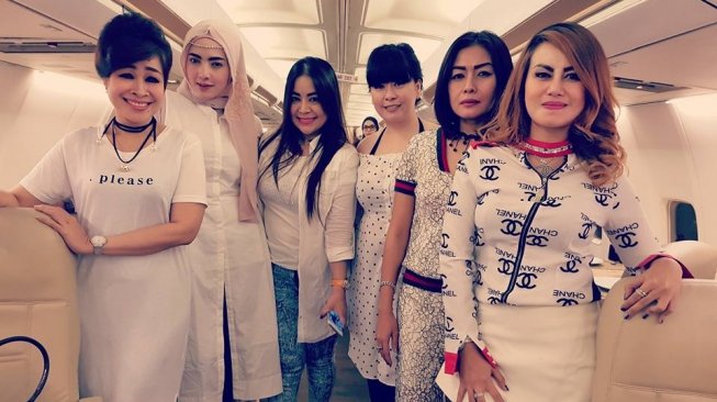 Yulia Mochamad bersama rekannya, di antaranya Annisa dan Dewinta Bahar. (Facebook)