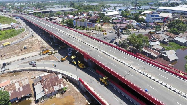 Pembangunan jalan layang Keramasan di Palembang, Sumatra Selatan, Kamis (29/3). 