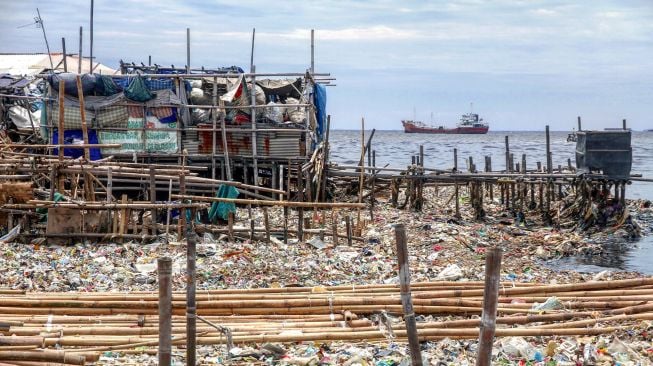 Tumpukan sampah di kawasan Berikat Nusantara, Marunda, Jakarta, Kamis (29/3).