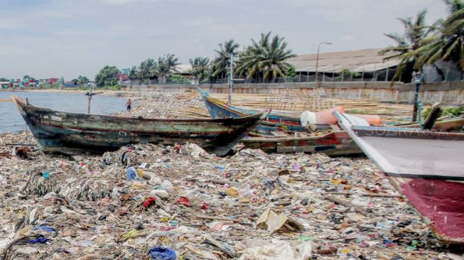 Tumpukan sampah di kawasan Berikat Nusantara, Marunda, Jakarta, Kamis (29/3).