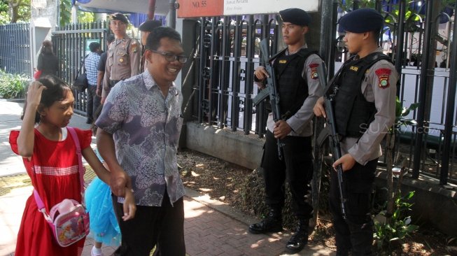 Petugas kepolisian melakukan pengamanan di Gereja katedral, Jakarta, Jumat (30/3). 