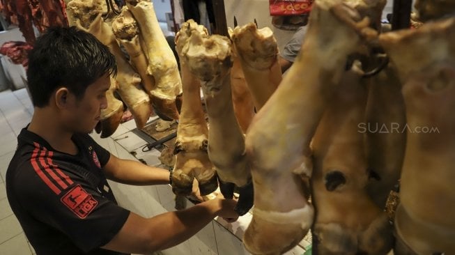 Penjualan daging di Pasar Senen, Jakarta, Jumat (30/3). 