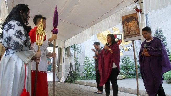 Umat Katolik memerankan visualisasi Jalan Salib di Gereja Katedral, Jakarta, Jumat (30/3). 