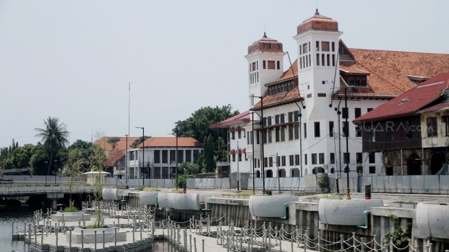 Suasana proyek revitalisasi Kali Besar yang telah rampung di kawasan Kota Tua, Jakarta, Jumat (30/3). 