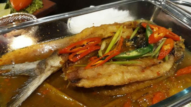 Ikan Bandeng Asam Manis racikan Restoran Sulawesi@Menteng. (Suara.com/Risna Halidi)